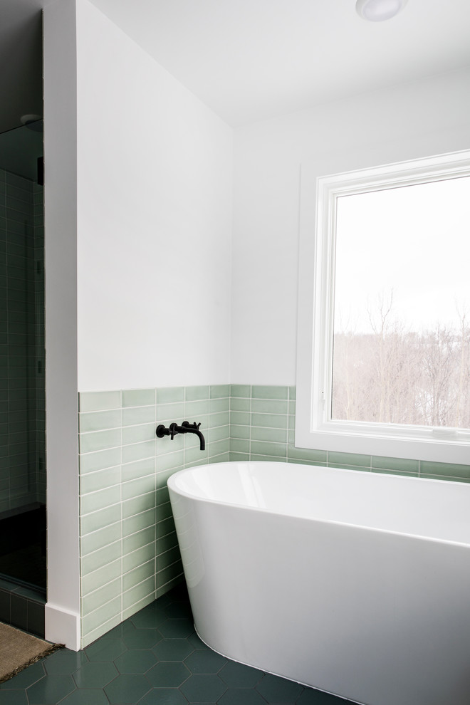 Свежая идея для дизайна: большая главная ванная комната в скандинавском стиле с плоскими фасадами, белыми фасадами, отдельно стоящей ванной, душем в нише, зеленой плиткой, керамической плиткой, белыми стенами, полом из керамической плитки, врезной раковиной, столешницей из кварцита, зеленым полом, душем с распашными дверями и белой столешницей - отличное фото интерьера
