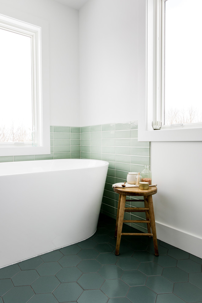 Идея дизайна: большая главная ванная комната в скандинавском стиле с плоскими фасадами, белыми фасадами, отдельно стоящей ванной, душем в нише, зеленой плиткой, керамической плиткой, белыми стенами, полом из керамической плитки, врезной раковиной, столешницей из кварцита, зеленым полом, душем с распашными дверями и белой столешницей