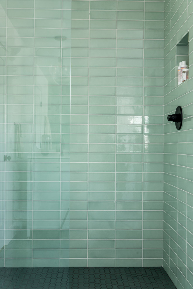 Свежая идея для дизайна: большая главная ванная комната в скандинавском стиле с плоскими фасадами, белыми фасадами, отдельно стоящей ванной, душем в нише, зеленой плиткой, керамической плиткой, белыми стенами, полом из керамической плитки, врезной раковиной, столешницей из кварцита, зеленым полом, душем с распашными дверями и белой столешницей - отличное фото интерьера