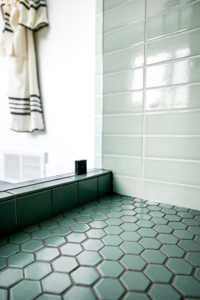 На фото: большая главная ванная комната в скандинавском стиле с плоскими фасадами, белыми фасадами, отдельно стоящей ванной, душем в нише, зеленой плиткой, керамической плиткой, белыми стенами, полом из керамической плитки, врезной раковиной, столешницей из кварцита, зеленым полом, душем с распашными дверями и белой столешницей