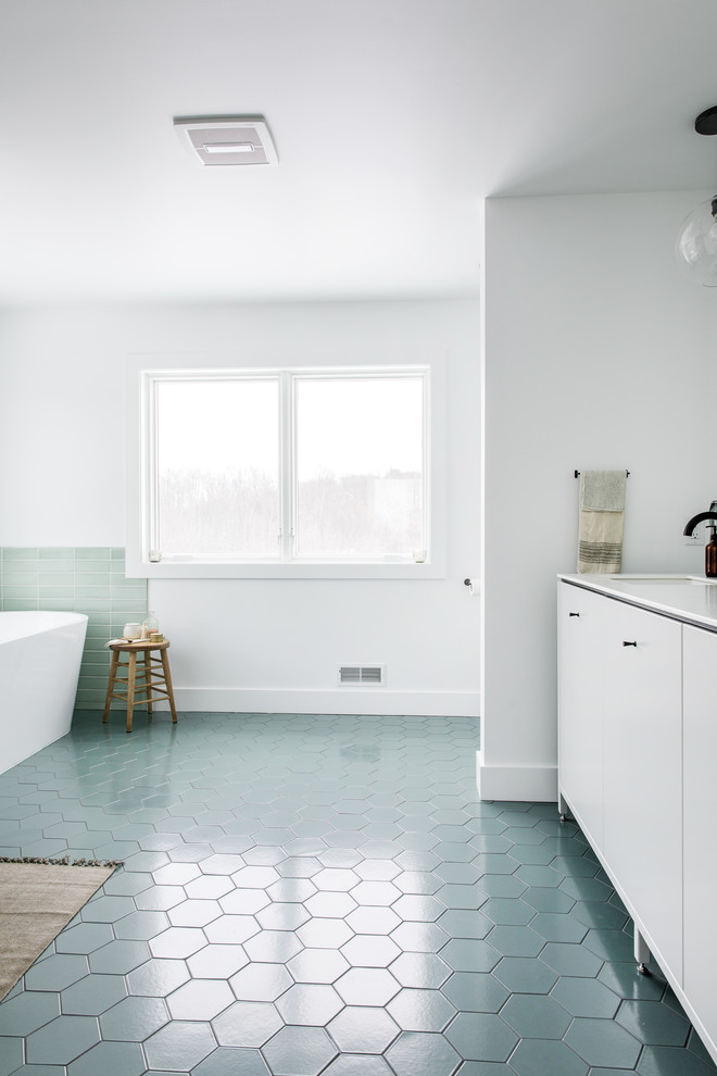 Источник вдохновения для домашнего уюта: большая главная ванная комната в скандинавском стиле с плоскими фасадами, белыми фасадами, отдельно стоящей ванной, душем в нише, зеленой плиткой, керамической плиткой, белыми стенами, полом из керамической плитки, врезной раковиной, столешницей из кварцита, зеленым полом, душем с распашными дверями и белой столешницей