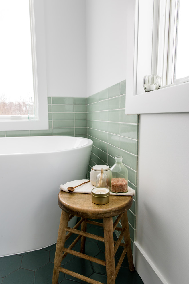 Foto på ett stort minimalistiskt vit en-suite badrum, med släta luckor, vita skåp, ett fristående badkar, en dusch i en alkov, grön kakel, keramikplattor, vita väggar, klinkergolv i keramik, ett undermonterad handfat, bänkskiva i kvartsit, grönt golv och dusch med gångjärnsdörr