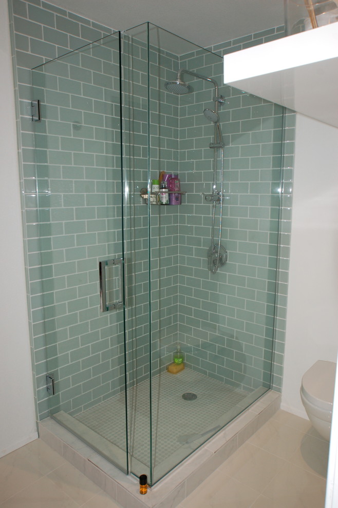 Inspiration för mellanstora moderna badrum med dusch, med öppna hyllor, vita skåp, en hörndusch, en toalettstol med hel cisternkåpa, grön kakel, tunnelbanekakel, gröna väggar, mellanmörkt trägolv, ett undermonterad handfat och bänkskiva i akrylsten