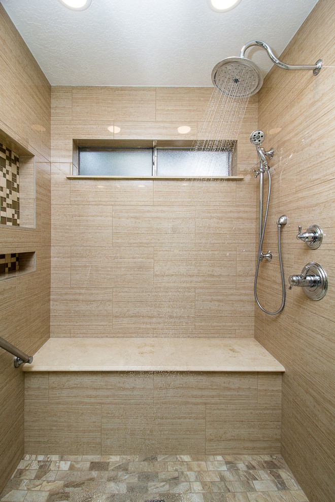 Foto på ett mellanstort vintage en-suite badrum, med vita skåp, en dusch i en alkov, beige kakel, porslinskakel, beige väggar, ett undermonterad handfat, marmorbänkskiva och dusch med gångjärnsdörr