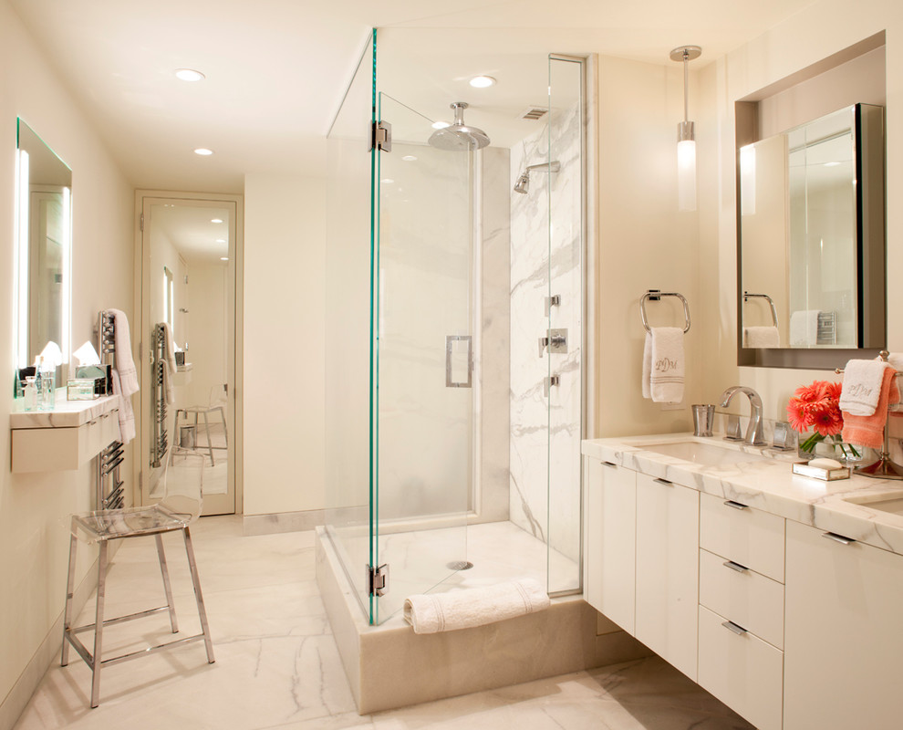 Источник вдохновения для домашнего уюта: ванная комната в современном стиле с врезной раковиной, плоскими фасадами, белыми фасадами и зеркалом с подсветкой