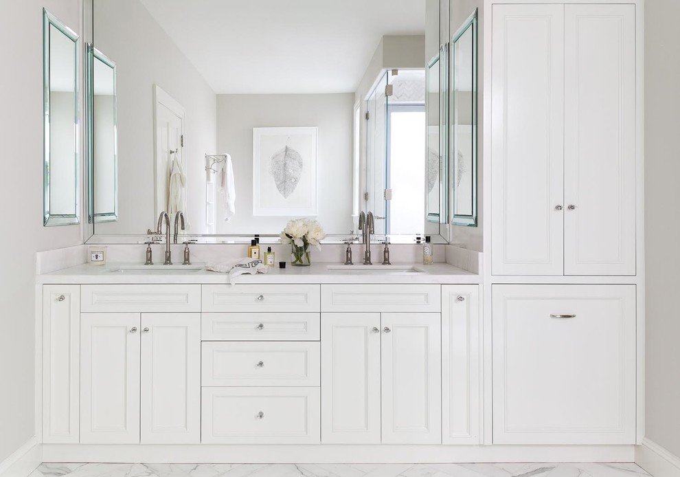 Diseño de cuarto de baño tradicional con armarios con paneles empotrados, puertas de armario blancas y lavabo bajoencimera