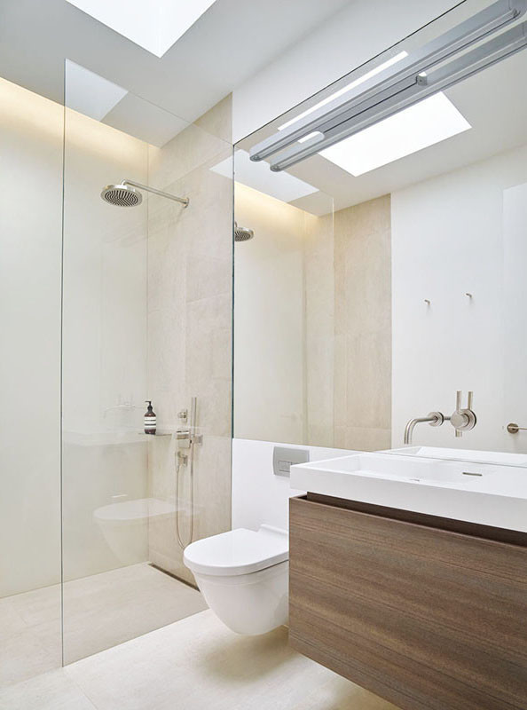 Idées déco pour une grande salle de bain moderne en bois foncé pour enfant avec un lavabo intégré, un placard à porte plane, un plan de toilette en quartz modifié, une baignoire indépendante, une douche ouverte, WC suspendus, un carrelage beige, des carreaux de porcelaine, un mur gris et un sol en carrelage de porcelaine.