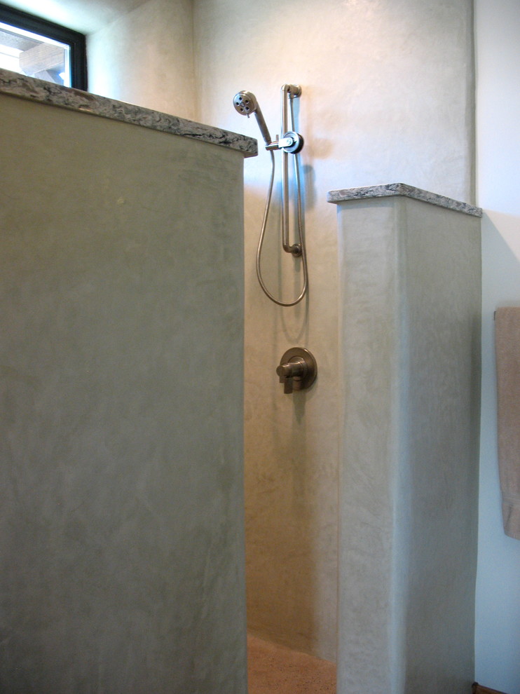 Badezimmer mit bodengleicher Dusche, Kalkfliesen und Betonboden in Denver