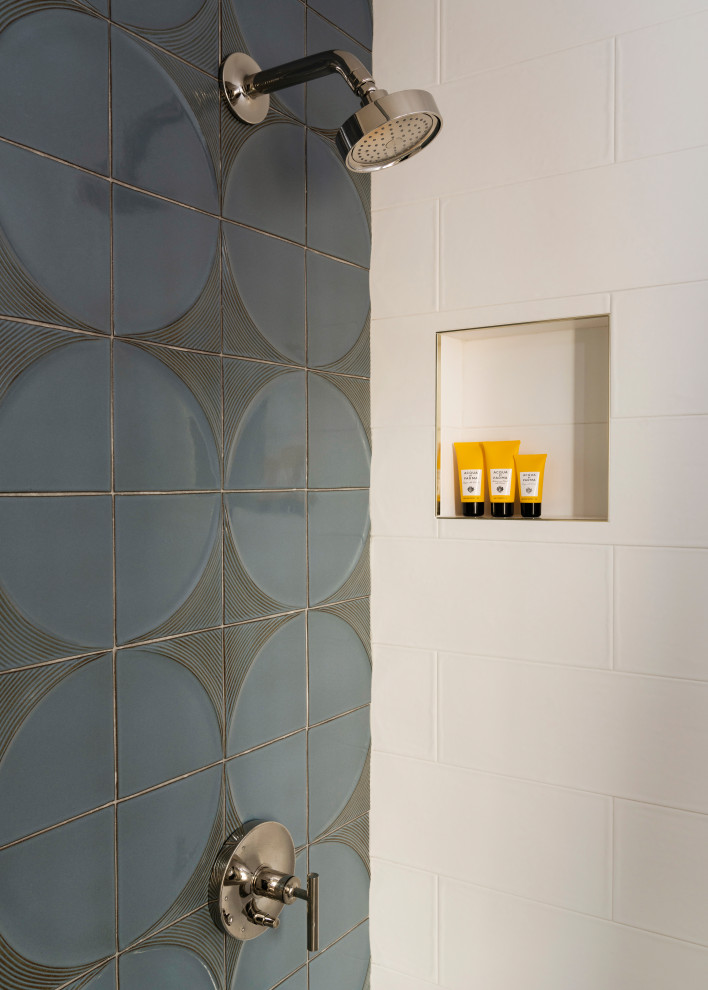 Foto på ett mellanstort 60 tals badrum, med bruna skåp, blå kakel, vita väggar och dusch med duschdraperi