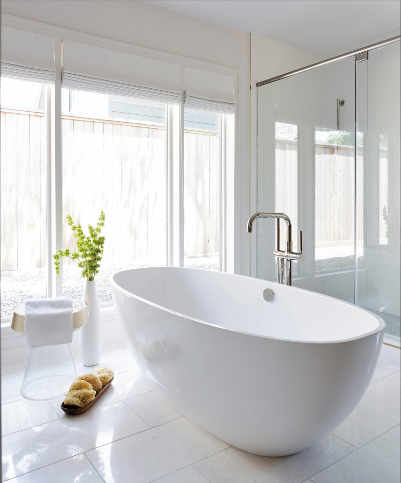 Foto di una stanza da bagno padronale moderna di medie dimensioni con ante marroni, vasca freestanding, piastrelle blu, pareti bianche e due lavabi