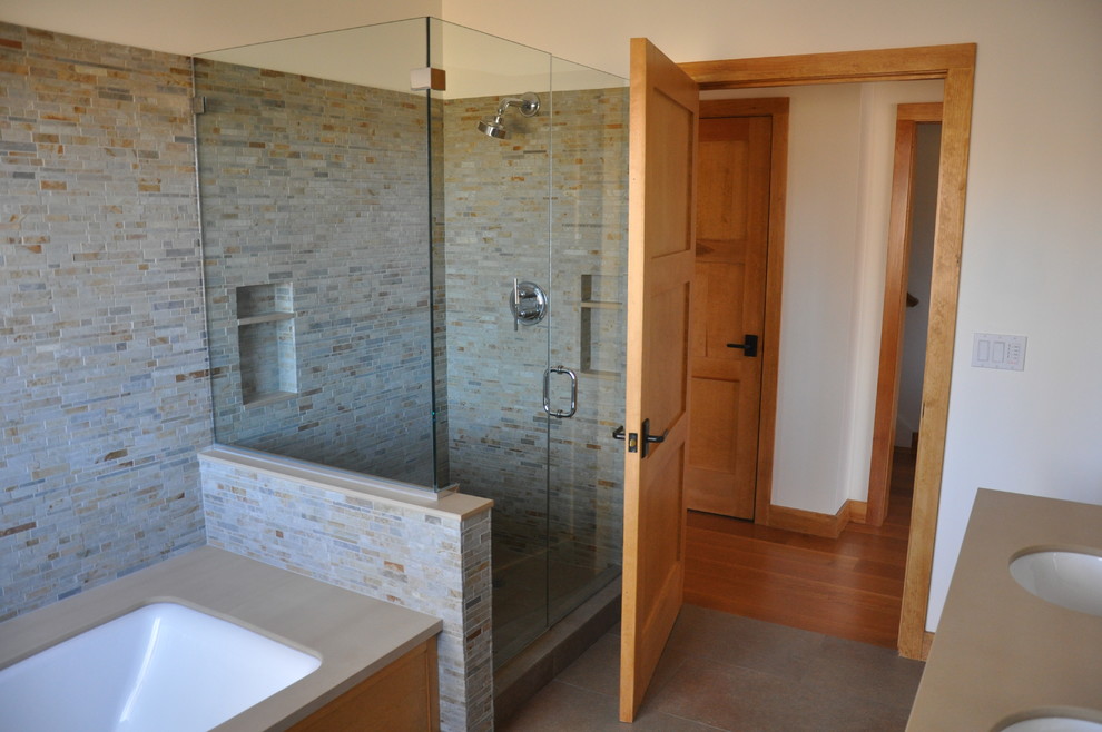 Idées déco pour une grande salle de bain contemporaine en bois clair avec un lavabo encastré, un placard avec porte à panneau encastré, une baignoire encastrée, une douche d'angle, WC séparés, un carrelage beige, un carrelage de pierre, un mur blanc et un sol en carrelage de céramique.