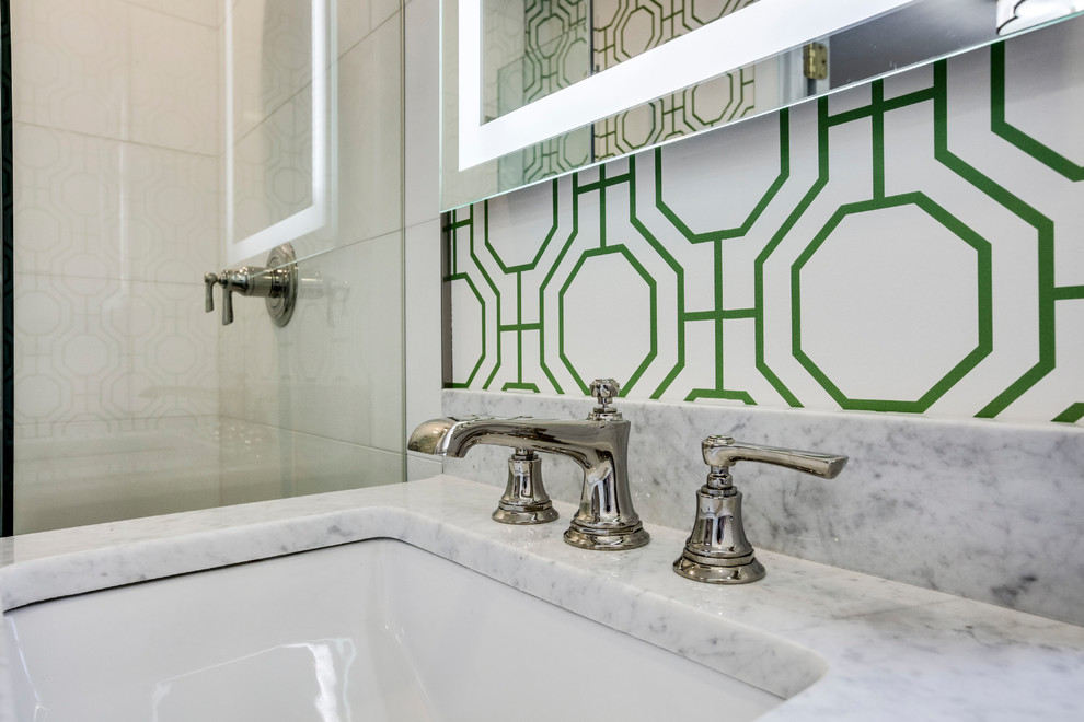 Bild på ett litet vintage vit vitt badrum med dusch, med luckor med profilerade fronter, gröna skåp, en hörndusch, en toalettstol med hel cisternkåpa, vit kakel, marmorkakel, marmorgolv, ett undermonterad handfat, marmorbänkskiva, svart golv och dusch med gångjärnsdörr