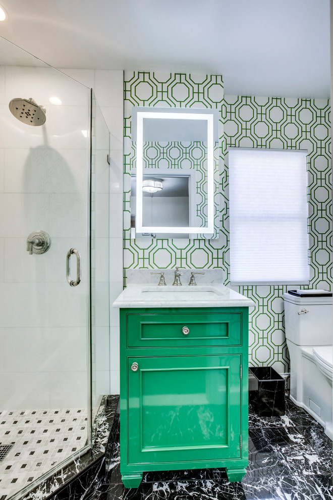 На фото: маленькая ванная комната в стиле неоклассика (современная классика) с фасадами с декоративным кантом, зелеными фасадами, угловым душем, белой плиткой, мраморной плиткой, мраморным полом, душевой кабиной, врезной раковиной, мраморной столешницей, черным полом, душем с распашными дверями, белой столешницей, раздельным унитазом и разноцветными стенами для на участке и в саду с