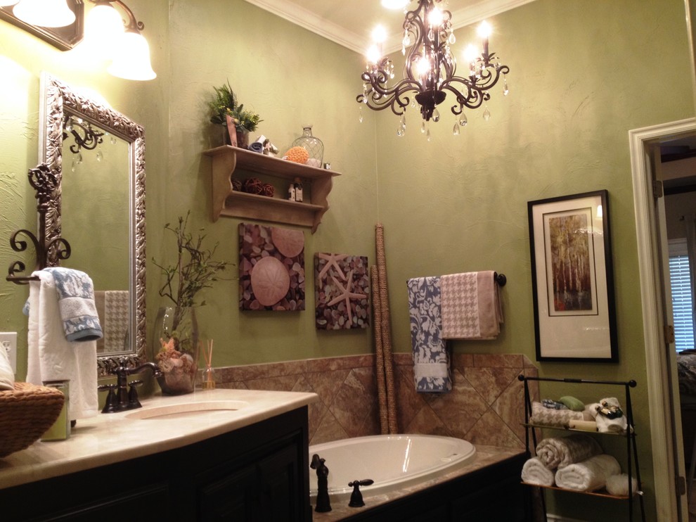Esempio di una stanza da bagno padronale classica di medie dimensioni con lavabo sottopiano, ante con bugna sagomata, ante nere, top in marmo, vasca da incasso, piastrelle beige, pareti verdi e pavimento con piastrelle in ceramica