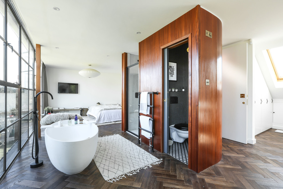 Exempel på ett mellanstort modernt vit vitt en-suite badrum, med öppna hyllor, ett fristående badkar, en dusch i en alkov, en vägghängd toalettstol, vit kakel, porslinskakel, grå väggar, mörkt trägolv, ett väggmonterat handfat, bänkskiva i kvartsit, brunt golv och dusch med gångjärnsdörr