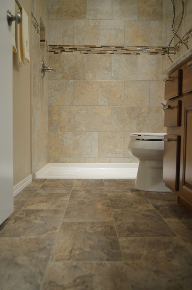 Ejemplo de cuarto de baño tradicional con armarios con paneles lisos y ducha empotrada