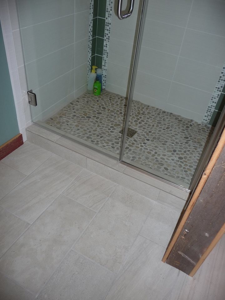 Bild på ett mellanstort maritimt badrum med dusch, med luckor med upphöjd panel, vita skåp, en dusch i en alkov, en toalettstol med separat cisternkåpa, vit kakel, porslinskakel, blå väggar, klinkergolv i porslin, ett undermonterad handfat och bänkskiva i kvartsit