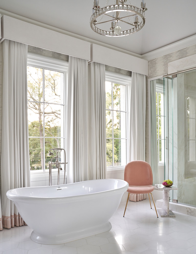 Пример оригинального дизайна: ванная комната в стиле неоклассика (современная классика) с белыми стенами, белым полом и отдельно стоящей ванной