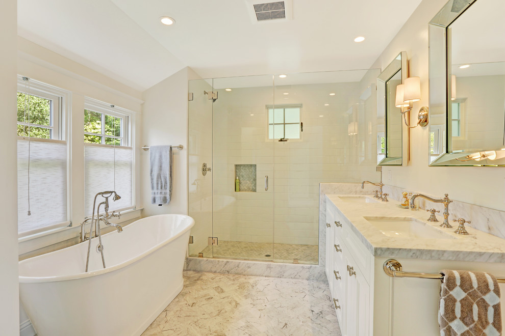 Пример оригинального дизайна: ванная комната в классическом стиле с врезной раковиной, фасадами с утопленной филенкой, белыми фасадами, отдельно стоящей ванной, душем в нише, белой плиткой, плиткой кабанчик и бежевыми стенами