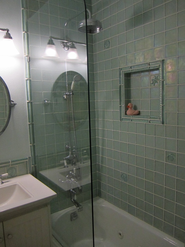 Exemple d'une salle de bain bord de mer avec un lavabo intégré.
