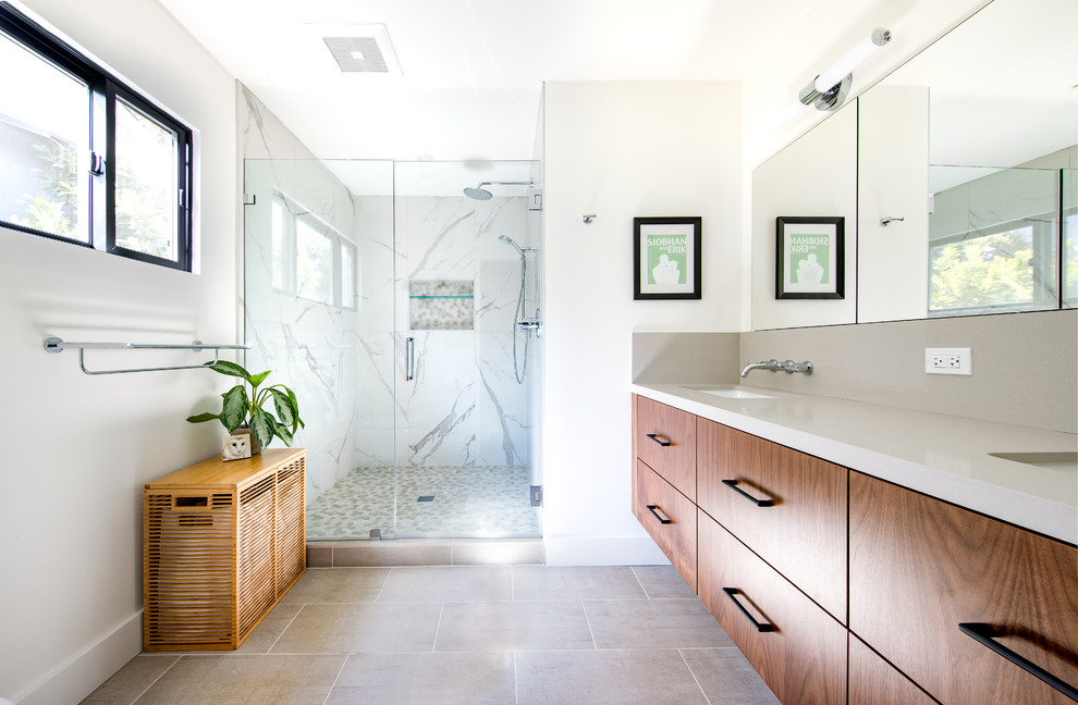 Идея дизайна: ванная комната в современном стиле с плоскими фасадами, темными деревянными фасадами, угловым душем, бежевыми стенами, душевой кабиной, врезной раковиной, серым полом, душем с распашными дверями и серой столешницей