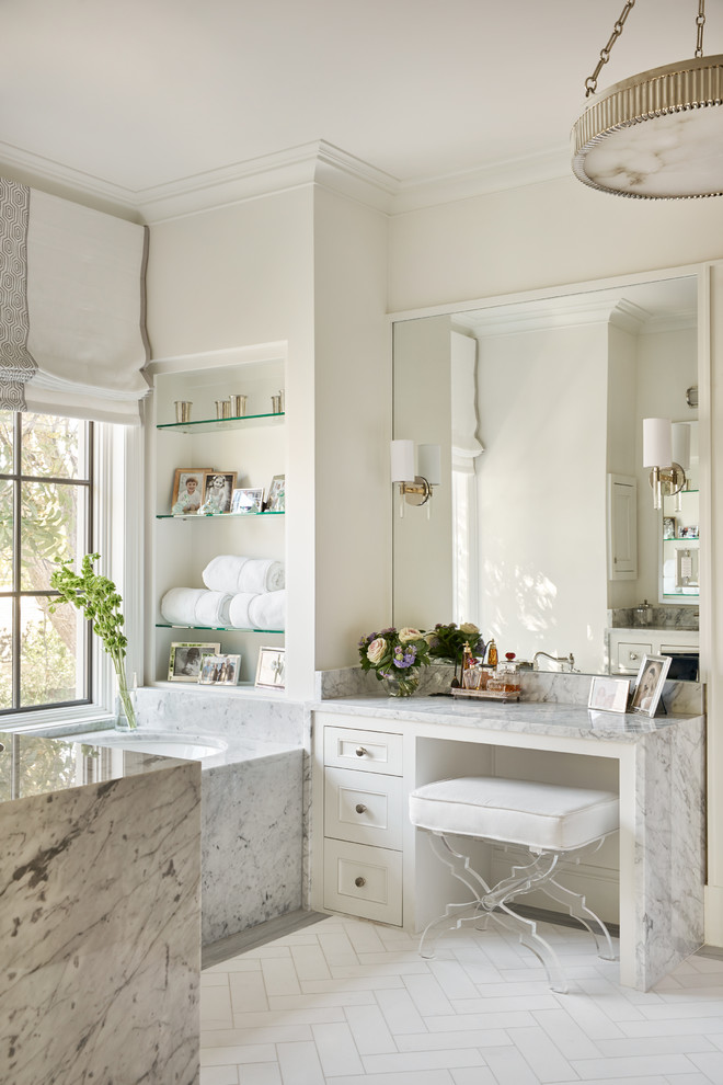 Inspiration pour une salle de bain principale traditionnelle avec un placard avec porte à panneau encastré, des portes de placard blanches, une baignoire encastrée, un mur beige, un plan de toilette en marbre, un sol blanc et un plan de toilette gris.