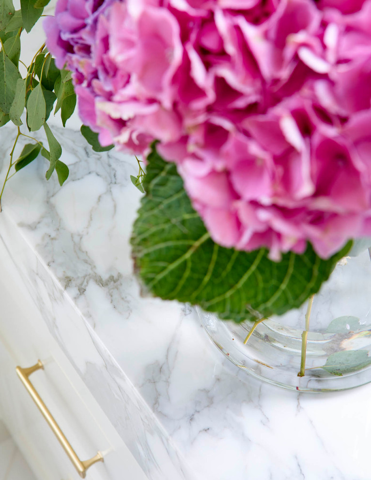 Пример оригинального дизайна: большая главная ванная комната в стиле неоклассика (современная классика) с фасадами в стиле шейкер, белыми фасадами, отдельно стоящей ванной, душем в нише, раздельным унитазом, разноцветной плиткой, плиткой из листового камня, белыми стенами, полом из керамогранита, врезной раковиной, столешницей из кварцита, белым полом и душем с распашными дверями