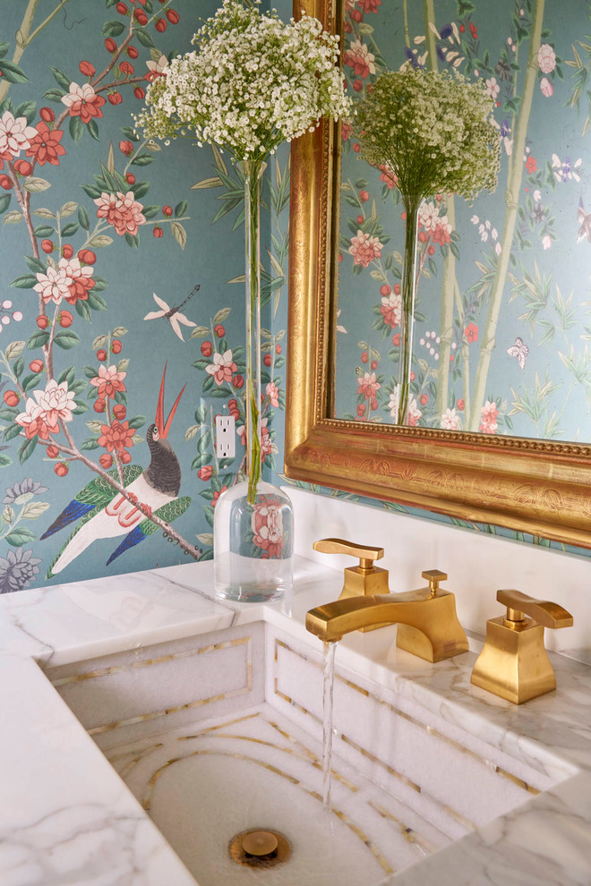 Idéer för att renovera ett litet vintage badrum med dusch, med möbel-liknande, gröna skåp, en toalettstol med separat cisternkåpa, flerfärgade väggar, ljust trägolv, ett undermonterad handfat, marmorbänkskiva och beiget golv