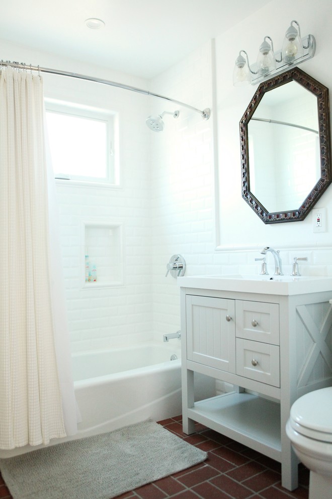 Inspiration för moderna badrum, med ett undermonterad handfat, skåp i shakerstil, grå skåp, ett platsbyggt badkar, en kantlös dusch, en toalettstol med hel cisternkåpa, grå kakel, porslinskakel, vita väggar och tegelgolv