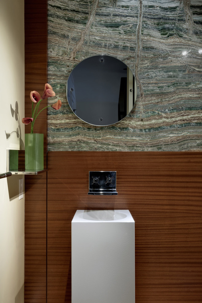 Foto di una stanza da bagno moderna con lavabo a colonna, lastra di pietra e piastrelle multicolore
