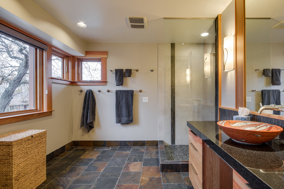 Réalisation d'une grande salle de bain principale minimaliste en bois brun avec une vasque, un placard à porte plane, une douche d'angle et un mur beige.