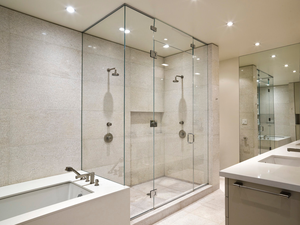 Idée de décoration pour une salle de bain principale minimaliste avec des portes de placard beiges, une baignoire posée, une douche double, un carrelage beige, un mur beige et un sol en carrelage de céramique.
