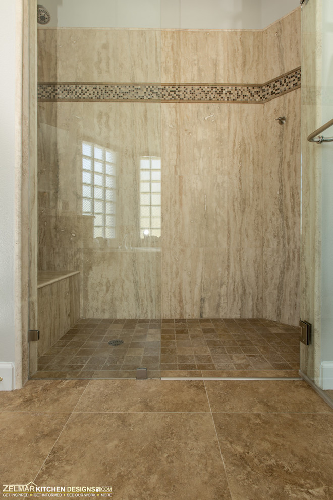 На фото: главная ванная комната среднего размера в классическом стиле с врезной раковиной, фасадами с утопленной филенкой, коричневыми фасадами, столешницей из гранита, открытым душем, бежевой плиткой, каменной плиткой и полом из керамогранита