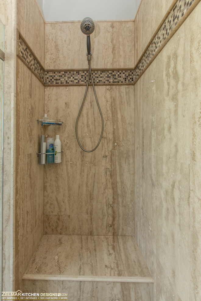 Exempel på ett mellanstort klassiskt en-suite badrum, med ett undermonterad handfat, luckor med infälld panel, bruna skåp, granitbänkskiva, en öppen dusch, beige kakel, stenkakel och klinkergolv i porslin