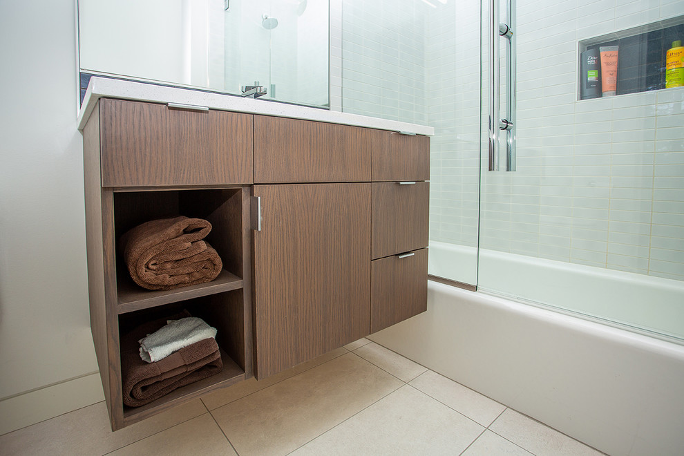 Exempel på ett mellanstort 50 tals vit vitt en-suite badrum, med släta luckor, bruna skåp, ett platsbyggt badkar, en dusch/badkar-kombination, vita väggar, klinkergolv i keramik, ett integrerad handfat, beiget golv och dusch med gångjärnsdörr