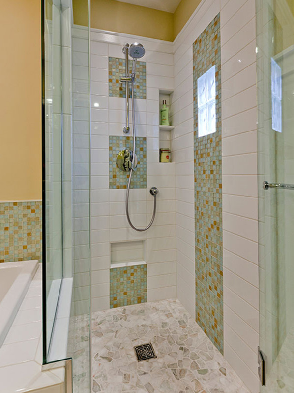 Idéer för mellanstora amerikanska beige badrum, med skåp i shakerstil, vita skåp, ett platsbyggt badkar, en hörndusch, beige kakel, blå kakel, grön kakel, glaskakel, gula väggar, ett fristående handfat, bänkskiva i kvarts och dusch med gångjärnsdörr