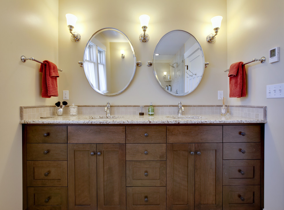 Foto på ett amerikanskt badrum, med granitbänkskiva