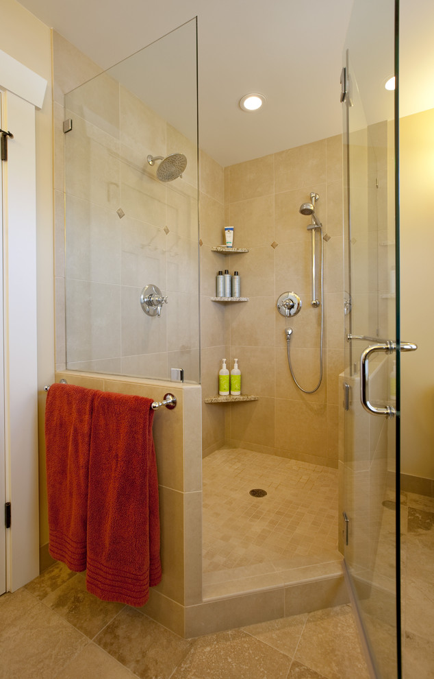 На фото: ванная комната в стиле кантри с угловым душем и бежевой плиткой