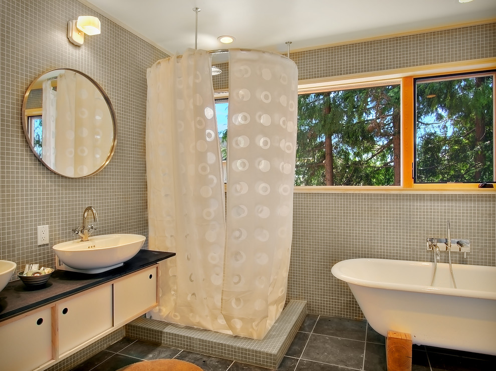 Imagen de cuarto de baño moderno con ducha esquinera, bañera exenta, baldosas y/o azulejos en mosaico y lavabo sobreencimera