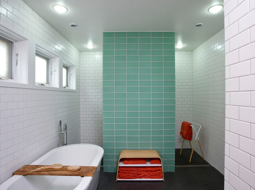 Idee per una stanza da bagno minimal con vasca freestanding, doccia a filo pavimento, piastrelle verdi, piastrelle bianche, piastrelle diamantate, pareti bianche, pavimento con piastrelle a mosaico, pavimento nero e doccia aperta