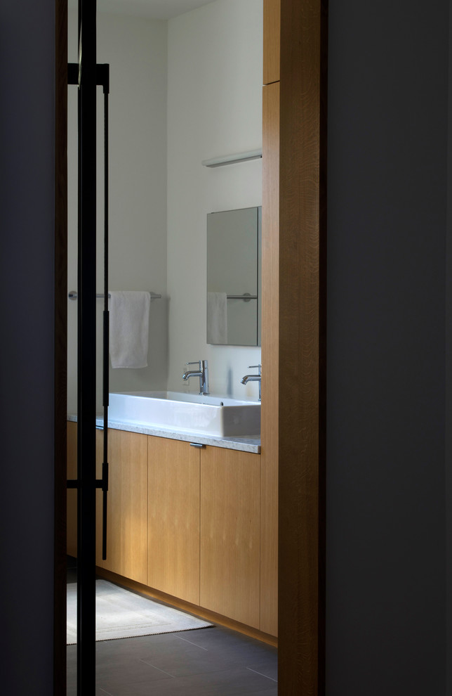 Esempio di una grande stanza da bagno padronale moderna con ante lisce, ante in legno chiaro, top in marmo, piastrelle grigie, doccia ad angolo, pareti bianche, pavimento in vinile e lavabo rettangolare