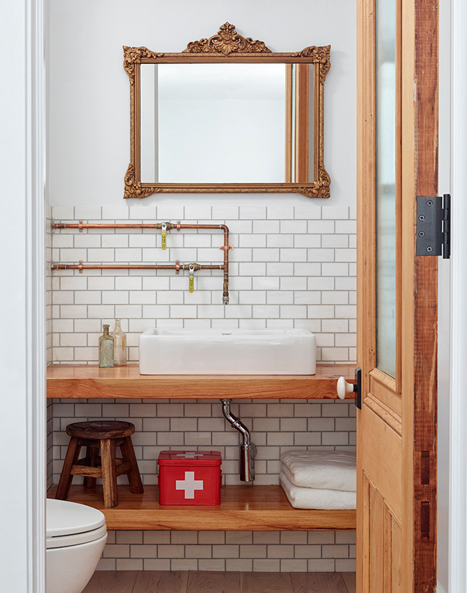 Ispirazione per una stanza da bagno con doccia chic di medie dimensioni con lavabo a bacinella, ante in legno scuro, piastrelle bianche, piastrelle in ceramica e pareti bianche