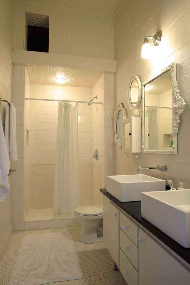 На фото: ванная комната в стиле модернизм с настольной раковиной