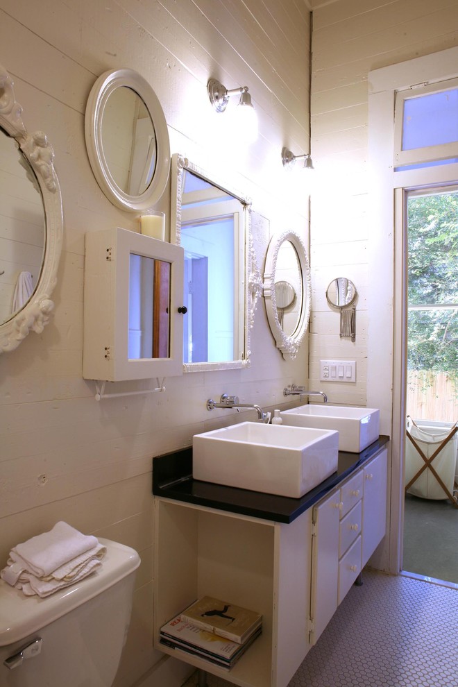 Modernes Badezimmer mit Aufsatzwaschbecken in New York