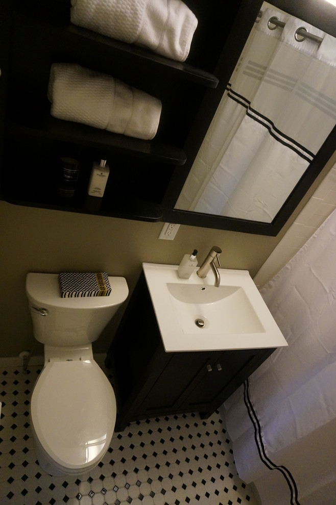 Modelo de cuarto de baño tradicional renovado con lavabo integrado, armarios estilo shaker, puertas de armario de madera en tonos medios, combinación de ducha y bañera y baldosas y/o azulejos de porcelana