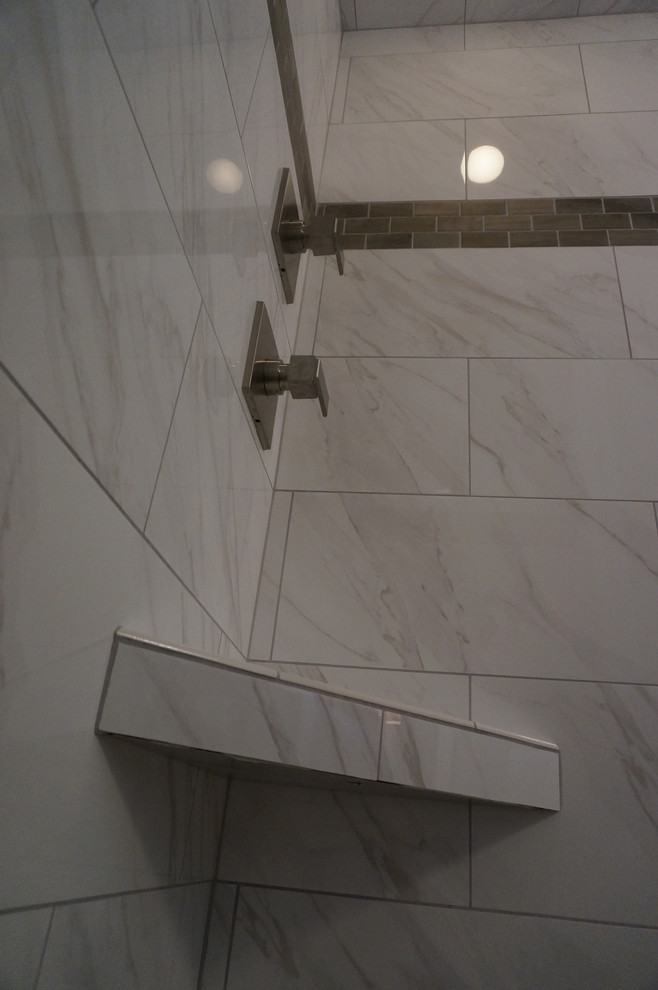 На фото: ванная комната в стиле неоклассика (современная классика) с монолитной раковиной, фасадами в стиле шейкер, темными деревянными фасадами, душем над ванной и керамической плиткой с