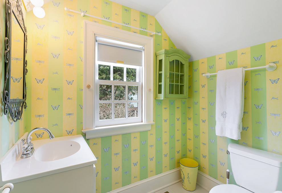 Ispirazione per una stanza da bagno con doccia classica con ante bianche, WC a due pezzi, pareti verdi, lavabo integrato e pavimento bianco