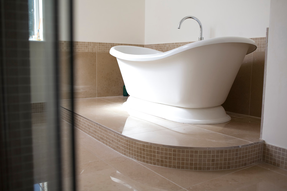 Стильный дизайн: ванная комната среднего размера в современном стиле с отдельно стоящей ванной - последний тренд