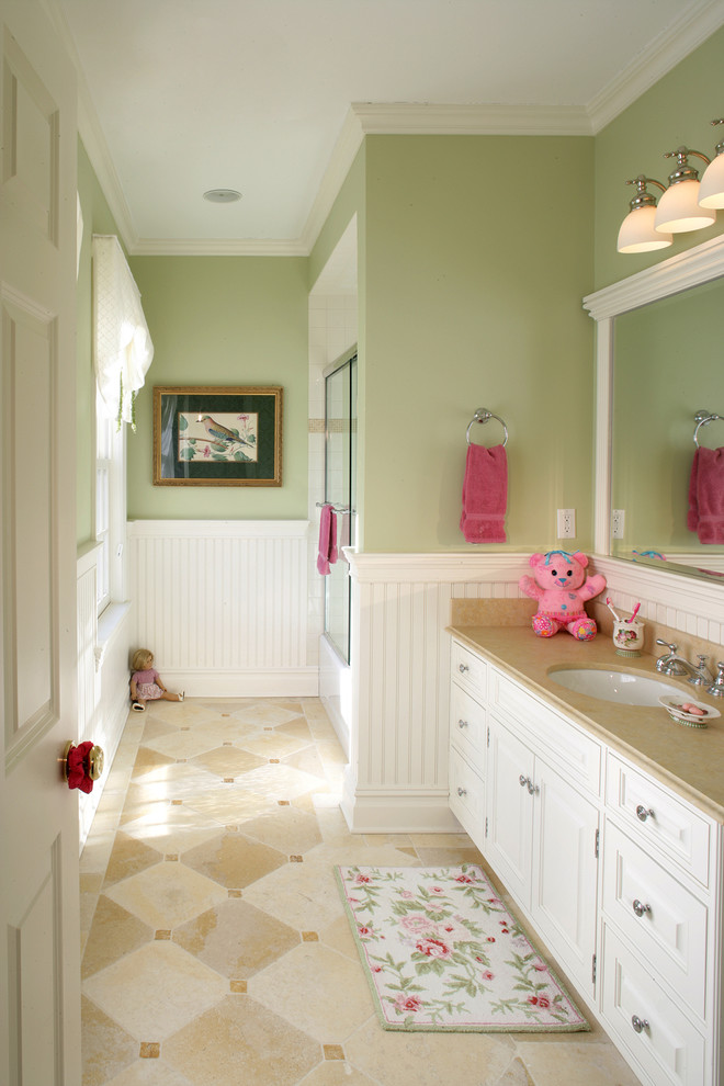 Inspiration för mellanstora klassiska badrum för barn, med ett undermonterad handfat, luckor med infälld panel, vita skåp, beige kakel, gröna väggar och klinkergolv i keramik