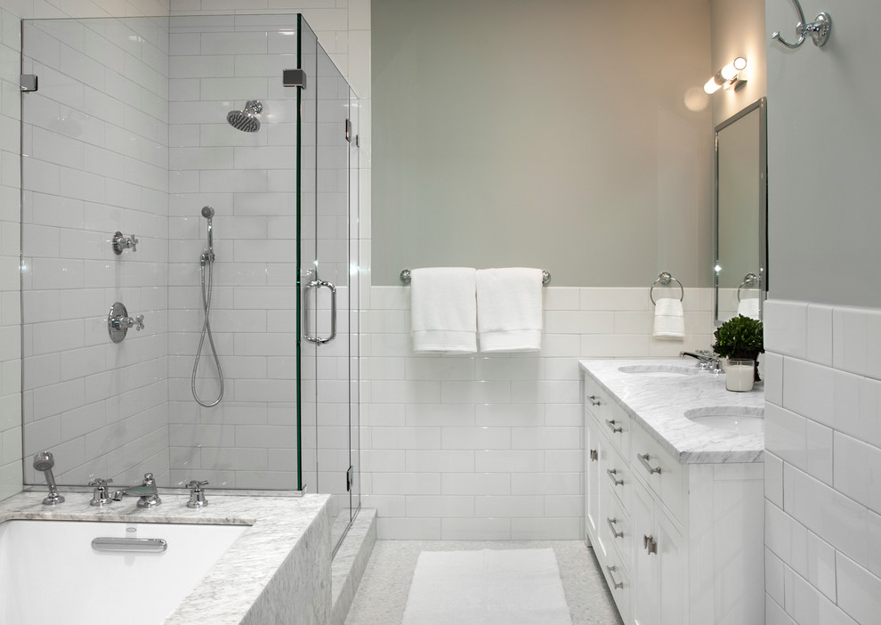 Idéer för ett mellanstort klassiskt en-suite badrum, med ett undermonterad handfat, släta luckor, vita skåp, marmorbänkskiva, ett platsbyggt badkar, en hörndusch, en toalettstol med hel cisternkåpa, vit kakel, tunnelbanekakel, grå väggar och marmorgolv